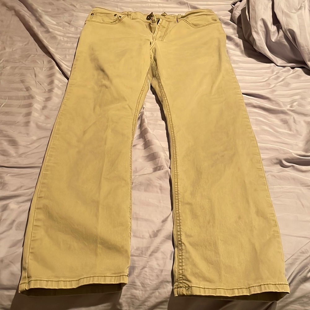 Wrangler straight fit khakis. 34x32.